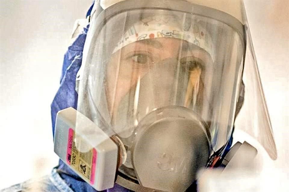 Médicos usan fotografías para narrar lo que pasa al interior de los hospitales durante la pandemia y buscan un impacto en redes sociales.