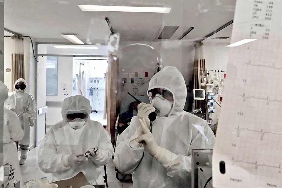 Médicos usan fotografías para narrar lo que pasa al interior de los hospitales durante la pandemia y buscan un impacto en redes sociales.