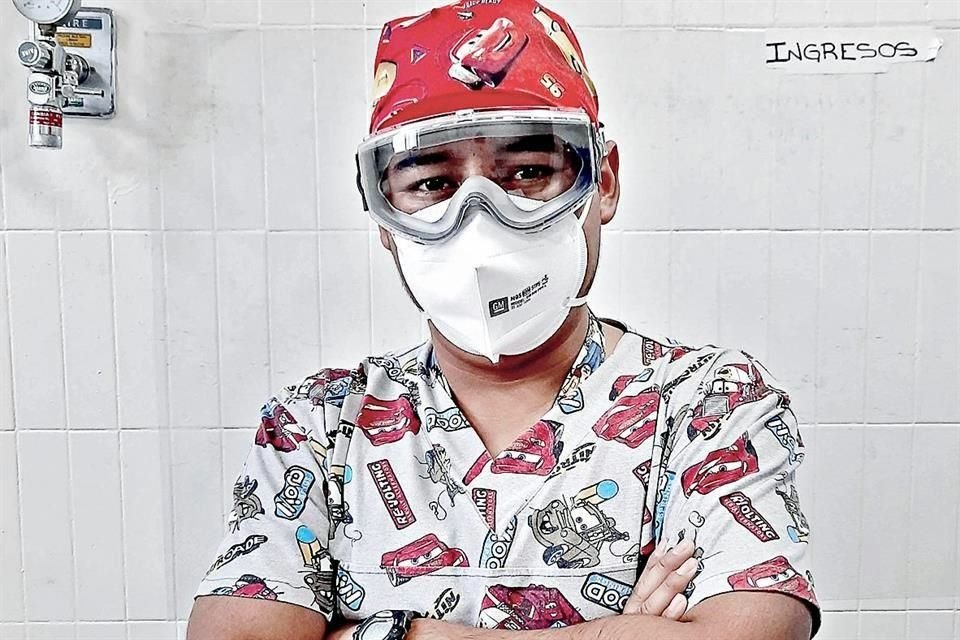 Médicos usan fotografías para narrar lo que pasa al interior de los hospitales durante la pandemia y buscan un impacto en redes sociales.