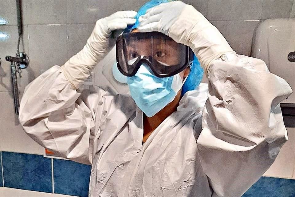 Médicos usan fotografías para narrar lo que pasa al interior de los hospitales durante la pandemia y buscan un impacto en redes sociales.