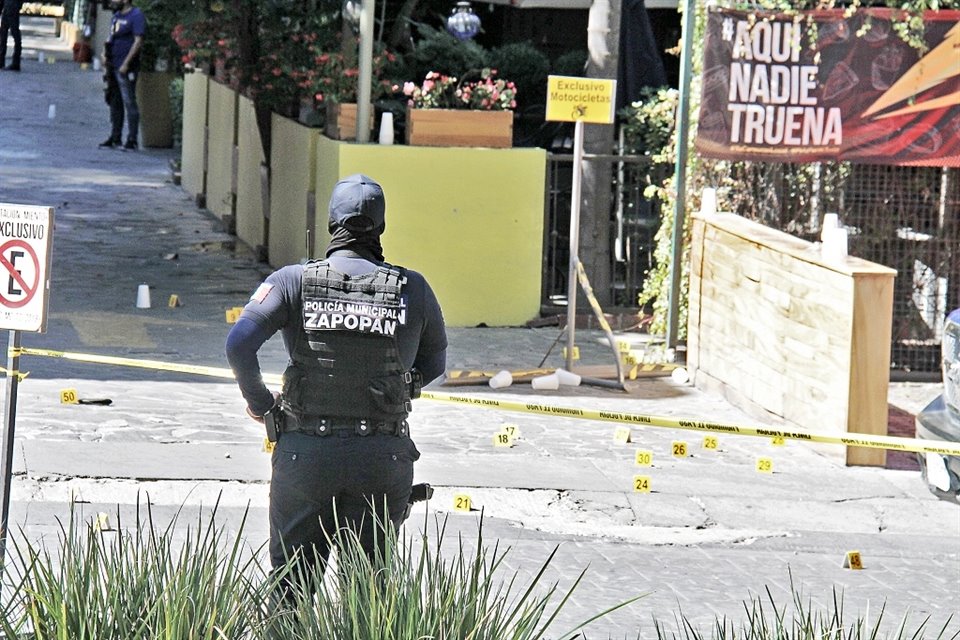 Los casquillos quedaron en la banqueta tras la refriega protagonizada por el grupo armado; la camioneta azul es el vehículo en el que llegó el escolta de Zapopan.