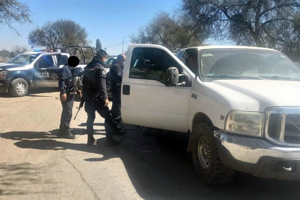 Policías de Tlajomulco abatieron a un hombre que les disparó con un arma hechiza durante una persecución por la Avenida Adolf B. Horn; otrosdos implicados huyeron y uno quedó detenido.