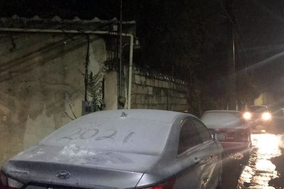 En la Estanzuela y otros sectores aledaños a la Carretera Nacional se reportó la caída de aguanieve.