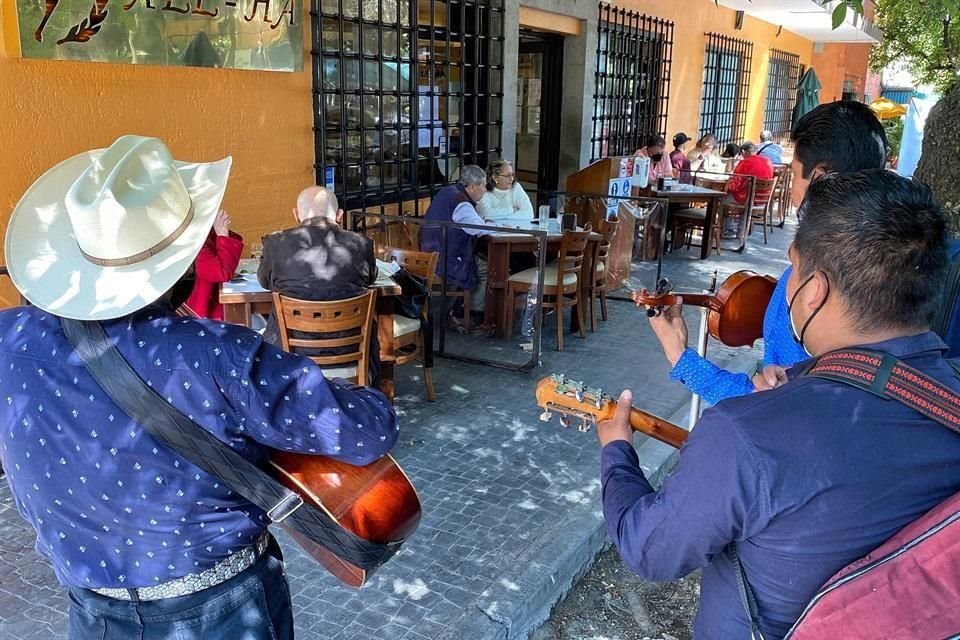 Pese a Covid, parejas celebraron el Día del Amor en restaurantes de Condesa y Roma, al grado que locales de quedaron sin mesas disponibles.