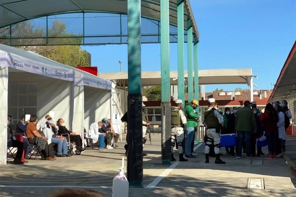 En la escuela Primaria Maestro Rafael Ramírez, en San Jerónimo Aculco Lídice, se encuentra personas mayores esperando la vacuna.