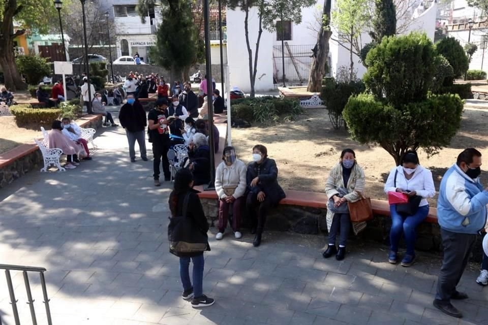 Aunque la fila es larga, los adultos mayores están recibiendo la primera dosis de la vacuna contra Covid-19.