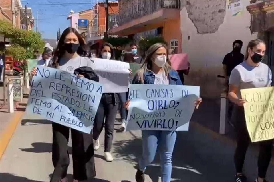 Alrededor de 30 manifestantes exigen la renuncia del Alcalde de Tototlán.