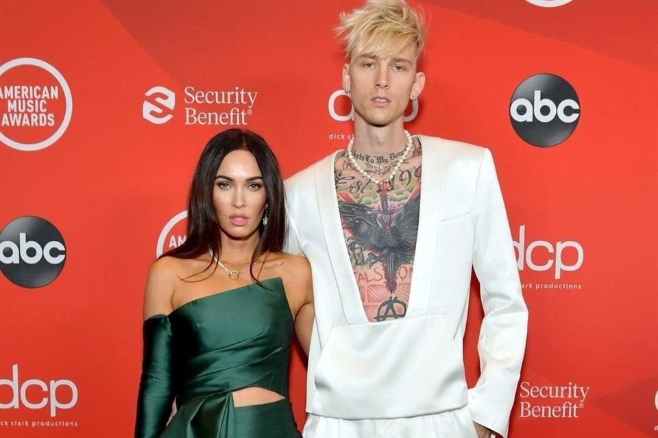 El cantante Machine Gun Kelly compartió en Instagram un collar que usa a diario y que en su interior trae sangre de su novia, Megan Fox.