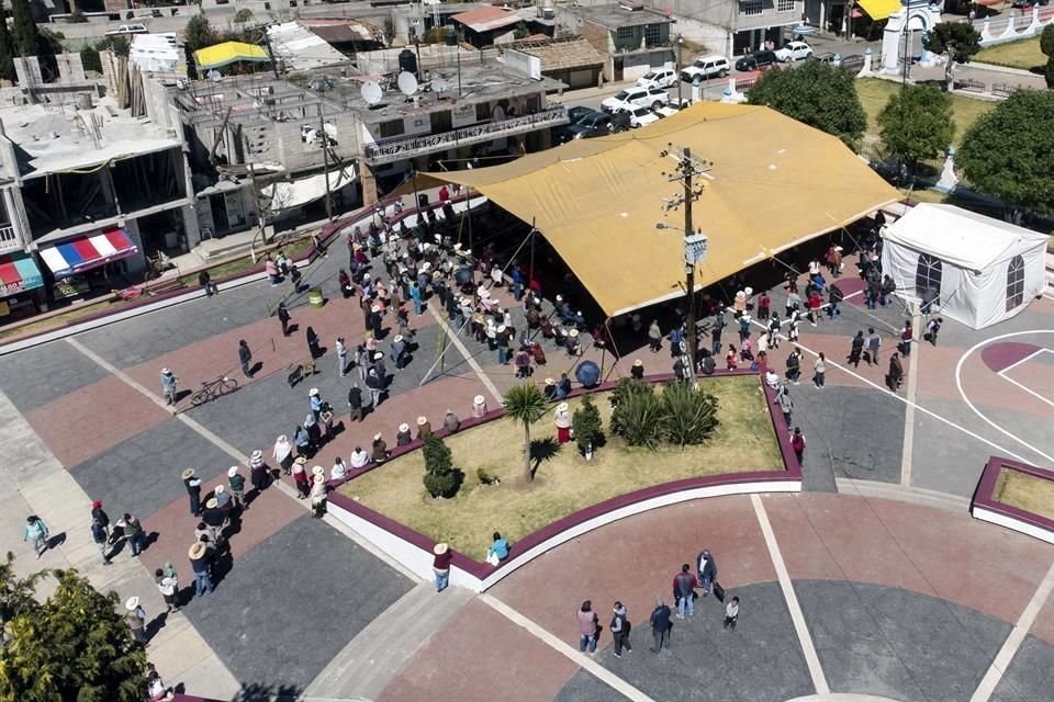 Adultos mayores de los 24 municipios más marginados del Edomex, como Temoaya, son los primeros en recibir la vacuna contra #Covid_19.