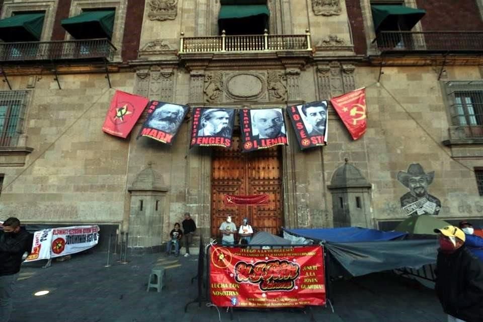 Manifestantes instalaron un plantón frente a Palacio Nacional para protestar contra aumento de tarifas eléctricas tras promesa de reducción.