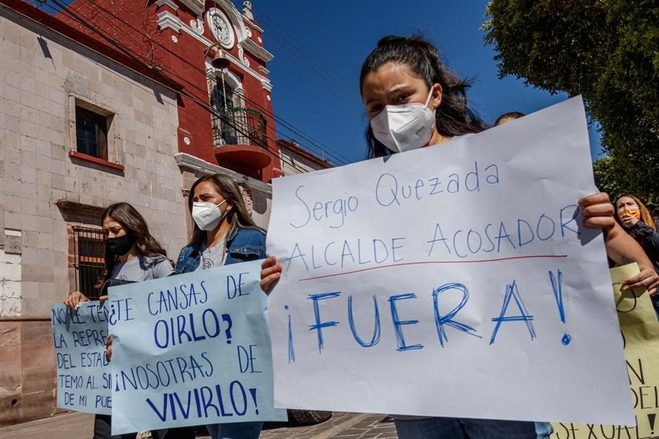 Unas 30 personas, muchas de ellas mujeres, marcharon con pancartas y consignas para exigir la salida del Alcalde Sergio Quezada Mendoza.