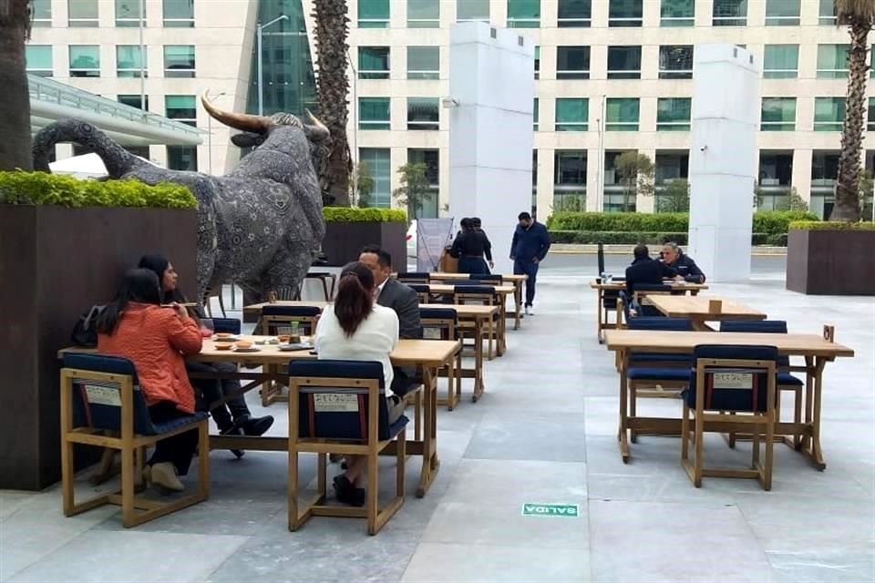 En Arcos Bosques, los restaurantes se trasladaron a la explanada entre la zona comercial y el corporativo de oficinas.