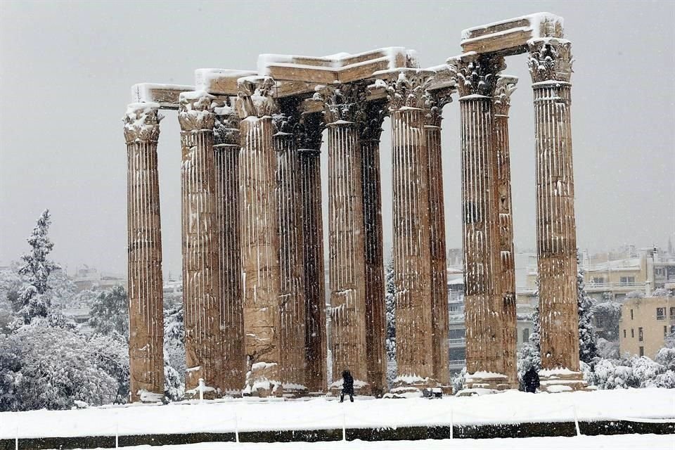 El Templo de Zeus, en Atenas, durante la fuerte nevada de este martes.