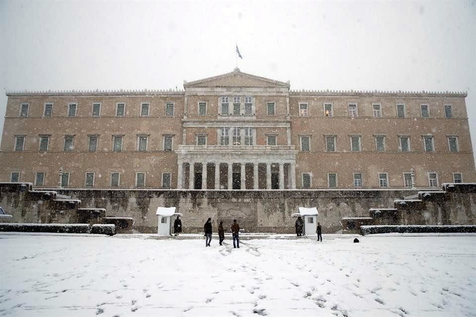 Vista del Parlamento griego, en Atenas, esta martes, cubierto de nieve.