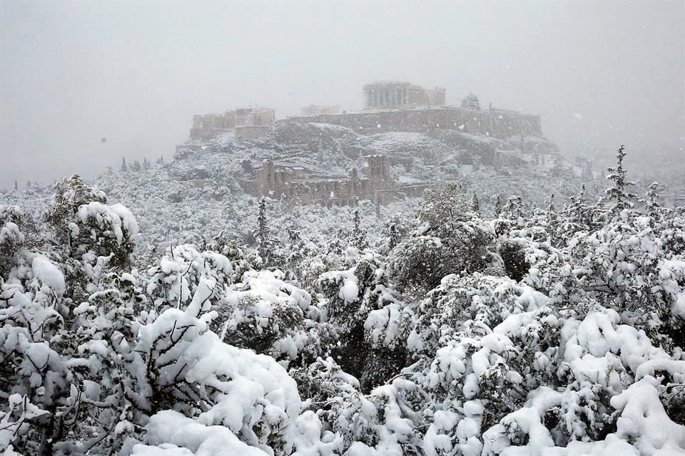 Vista del Partenón, en la Acrópolis, durante la nevada de hoy.