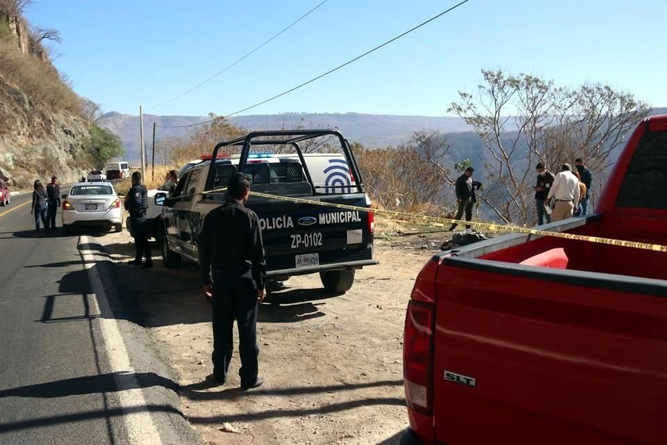 Patrulleros de la Comisaría de Zapopan acudieron al sitio y encontraron a un costado de la carretera a dos hombres inconscientes.