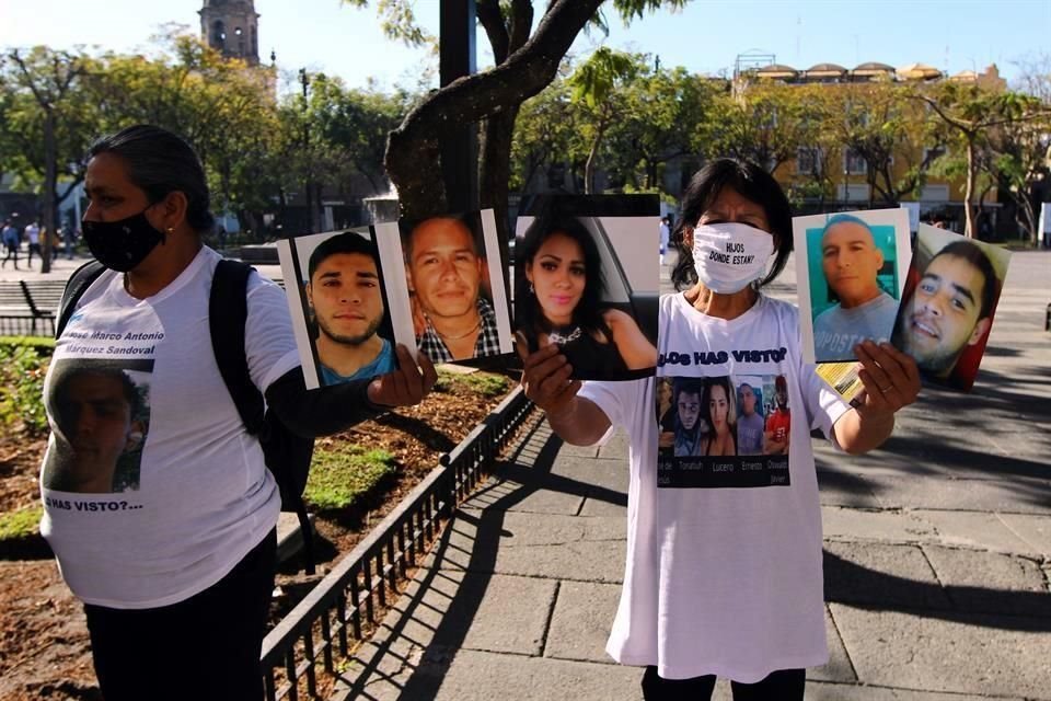 Mientras diputados discutían la votación de la Ley sobre declaración de ausencia, colectivos se reunieron frente al Palacio Legislativo para celebrar la aprobación de la nueva ley.