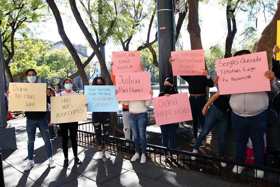 Ayer se realizó una manifestación afuera del Congreso en contra del Alcalde de Tototlán, Sergio Quezada.