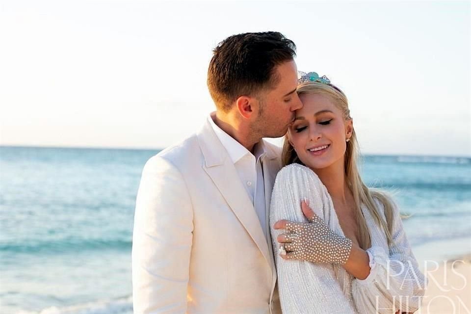 La socialité Paris Hilton, quien este miércoles celebra sus 40 primaveras, compartió en Instagram fotos de su propuesta matrimonial en la playa.