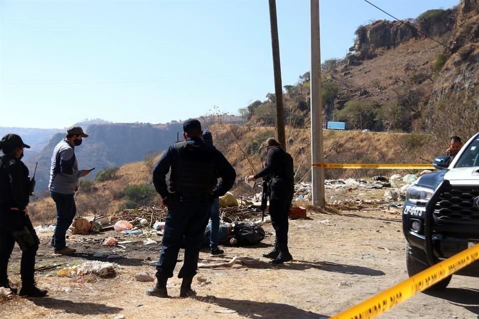 El cadáver fue abandonado en el mismo punto donde el martes fueron abandonados el cadáver de un sujeto y un hombre con heridas de bala en la cabeza.