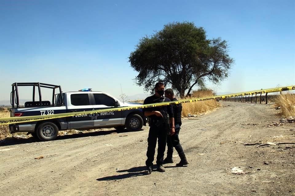Hora y media después del primer hallazgo, fue encontrado el cadáver de un hombre entre 40 y 45 años en la brecha que va a Asfaltos Guadalajara.