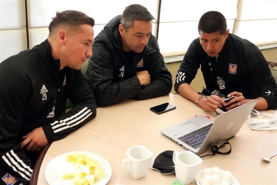 Jesús Dueñas, Juninho y Hugo Ayala asistieron de manera virtual a su graduación como DT.