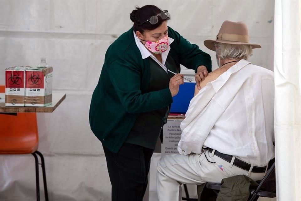 En este tercer día de vacunación contra #Covid_19 a adultos mayores, se han aplicado 12 mil 294 dosis en 70 unidades fijas y con brigadas móviles