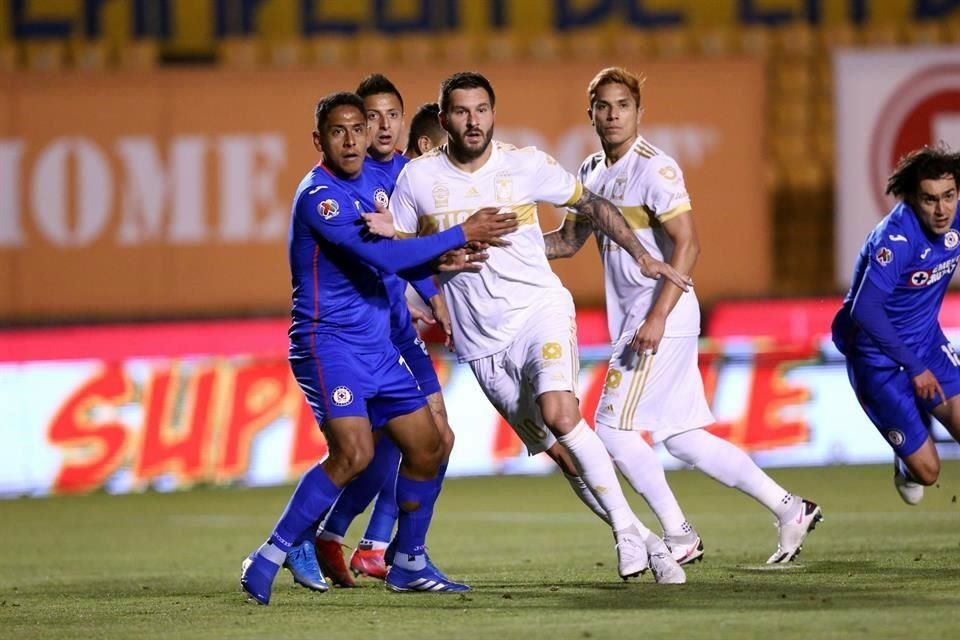 Gignac trata quitarse la marca en un tiro de esquina.