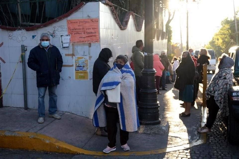 Varios adultos mayores hicieron fila por vacunas contra covid que hoy no habría.