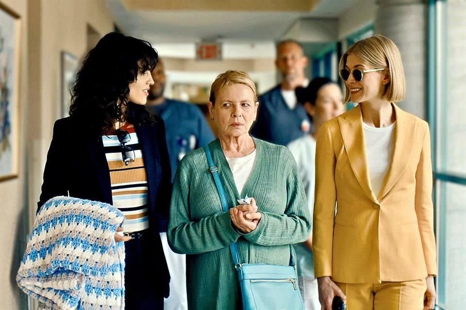 'Descuida, Yo te Cuido', cinta con Rosamund Pike e Eiza González, sobre el abuso a los adultos mayores, estrena este viernes en Netflix.