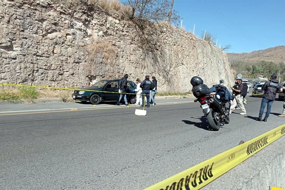 Cerca de las 10:00 horas, la Policía de Zapopan recibió el reporte acerca del auto verde estacionado en el agotamiento de la carretera, en el kilómetro 14 en sentido hacia Guadalajara.