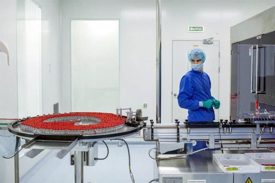 Un empleado de Biocad supervisa la producción de las vacunas de Covid-19 Sputnik V.