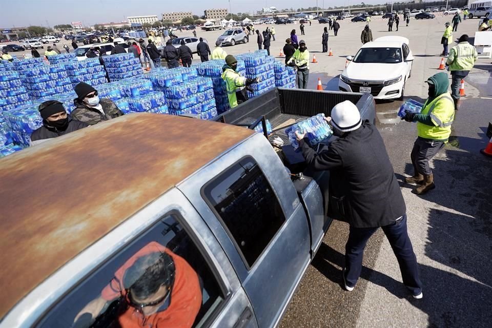 En Houston, ante la escasez se instalaron centros de distribución de agua potable.