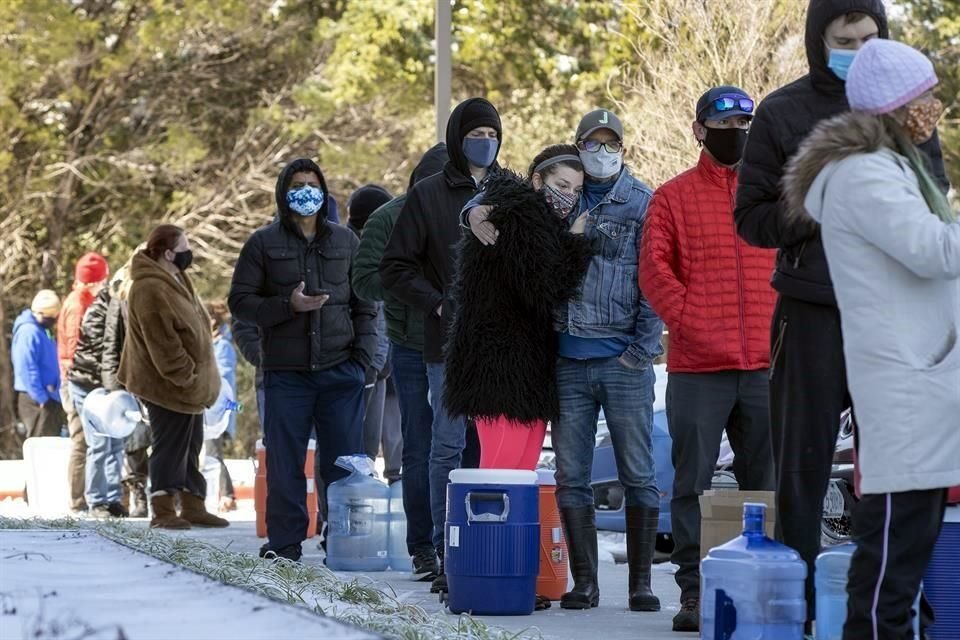 Personas en Austin, Texas, hacen fila para llenar sus contenedores de agua.