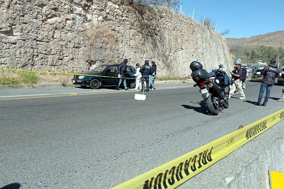 El cadáver de un hombre fue localizado ayer, dentro de un auto, a la altura del kilómetro 14.