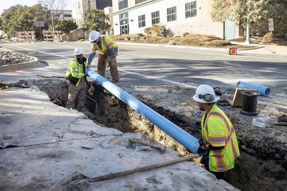 Trabajadores de Austin, Texas, trabajan cambiando una tubería afectada por el clima gélido.