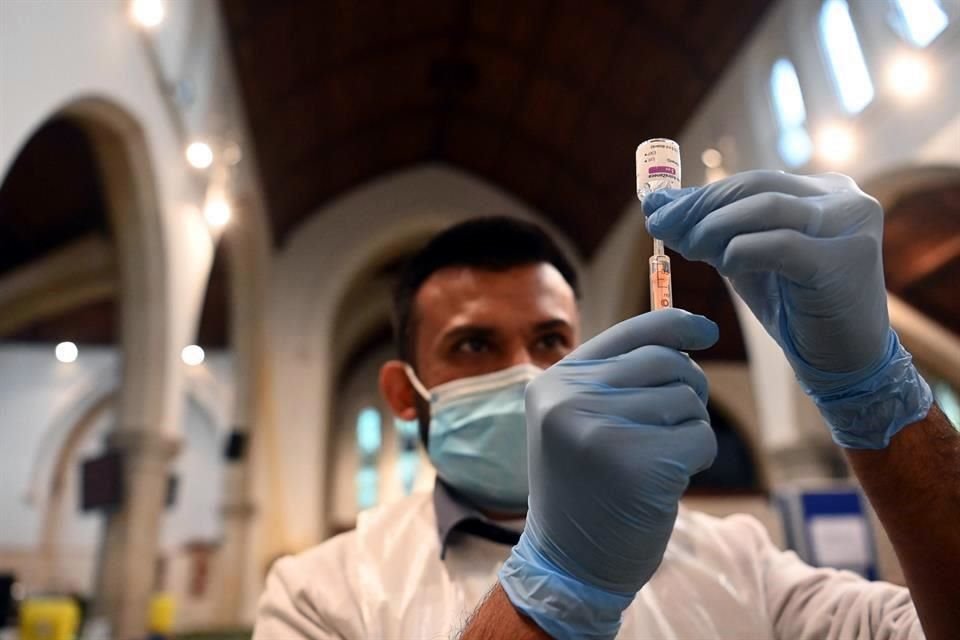 Un trabajador médico prepara una dosis de la vacuna contra el coronavirus en Londres.