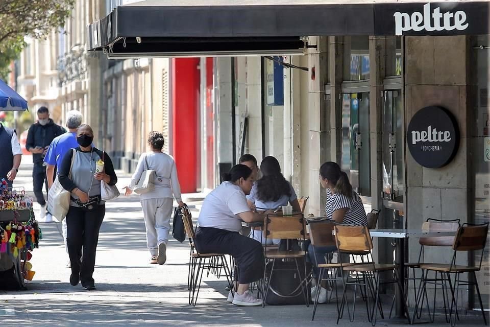 Empleados de restaurantes celebraron la reapertura con el semáforo naranja y cuentan que clientes se han ido adaptando a medidas sanitarias.