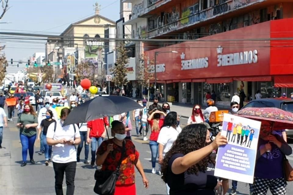 Representantes de salones infantiles y otros giros marchan por calles del centro para exigir reapertura.