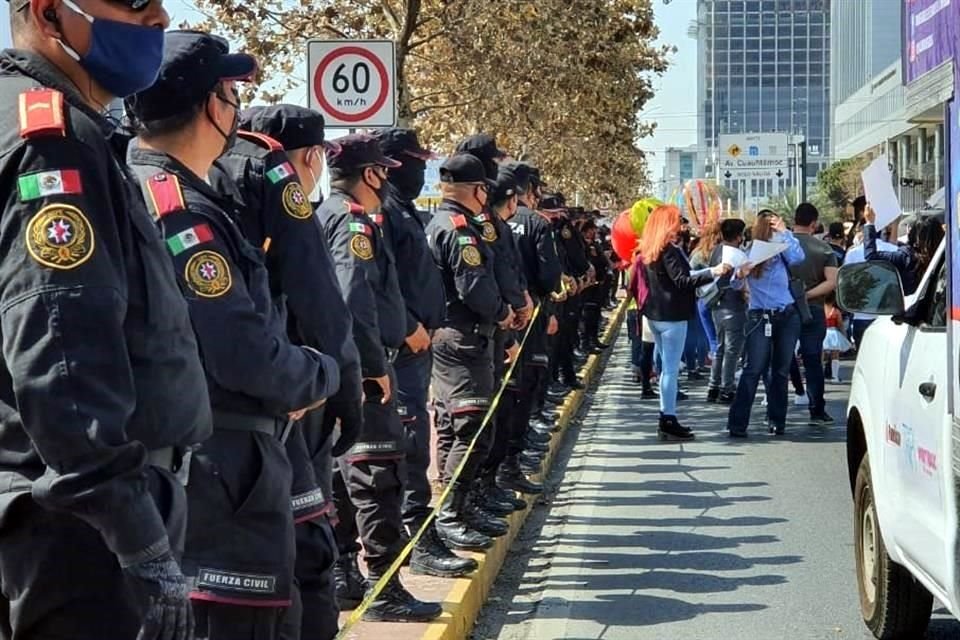 Policías de Monterrey no permitieron a los manifestantes acceder a Constitución.