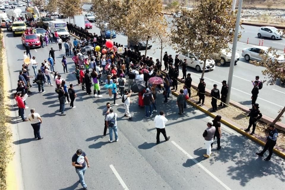 Policías de Monterrey evitaron que los manifestantes tomaran carriles normales de Constitución.