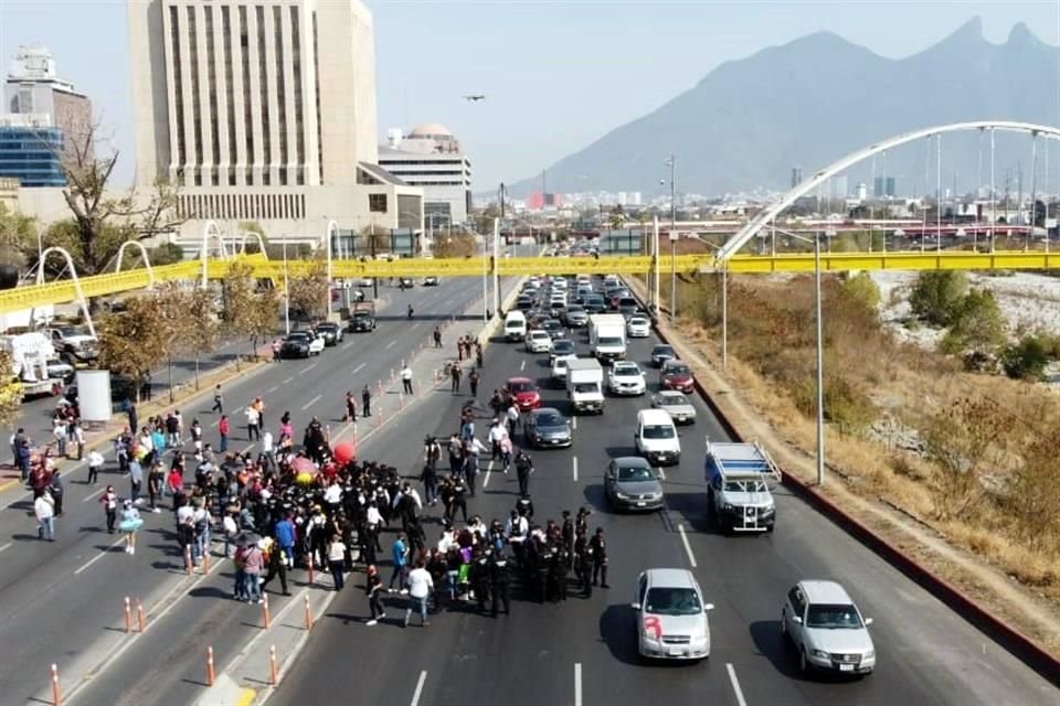Los manifestantes intentaron tomar carriles exprés de Constitución.
