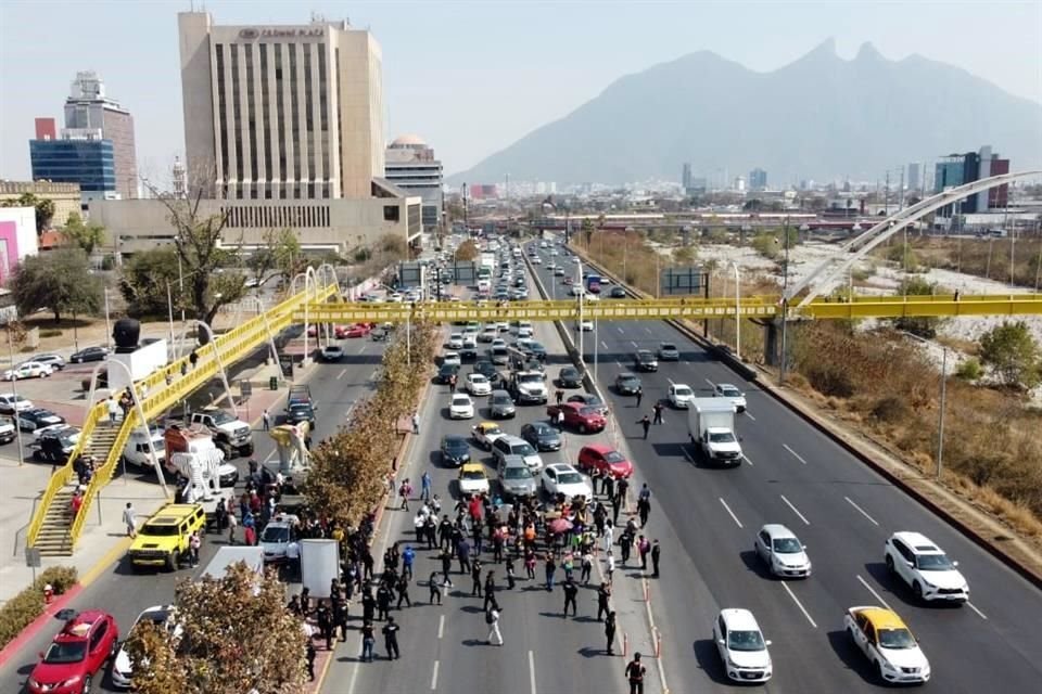 Manifestantes tomaron carriles normales de Constitución.