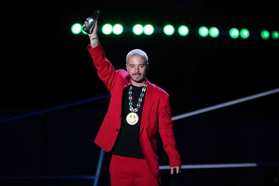 El cantante J Balvin y la modelo Valentina Ferrer han despertado rumores en redes sociales de que podrían estar esperando un hijo.