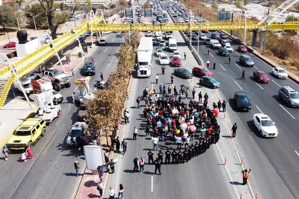 Trabajadores de salones de fiestas infantiles bloquearon por más de dos horas los carriles normales y laterales de la Avenida Constitución para exigir a la Secretaría de Salud que les permita reabrir.