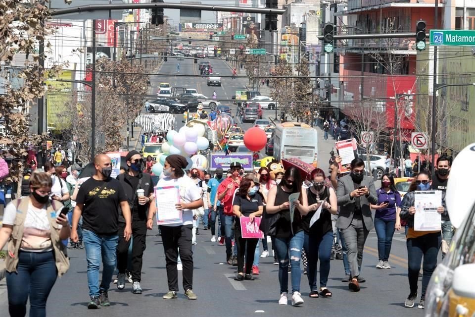 Los inconformes iniciaron una marcha a las 12:30 desde La Alameda por Pino Suárez, sin embargo cambiaron de rumbo de manera súbita por Juan Ignacio Ramón hasta Juárez y de ahí llegaron a Constitución.