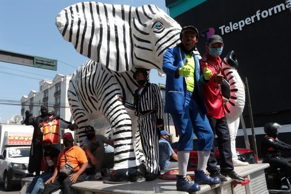 Algunos manifestantes portaban camisetas de sus trabajos, otros más traían botargas y carros alegóricos.