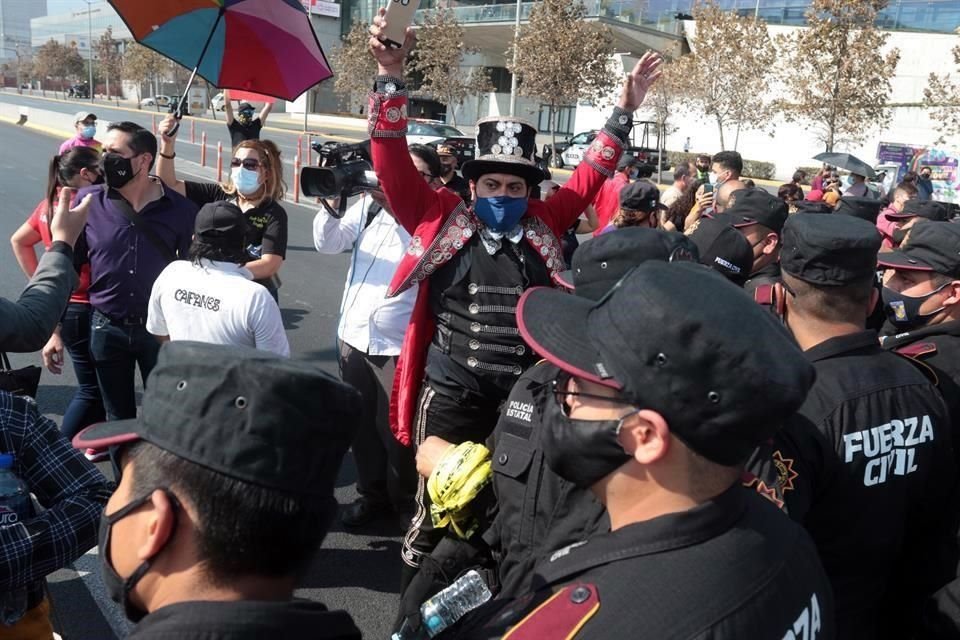 Sin embargo, alrededor de las 13:40 horas los inconformes cerraron los carriles de la arteria y complicaron la vialidad.