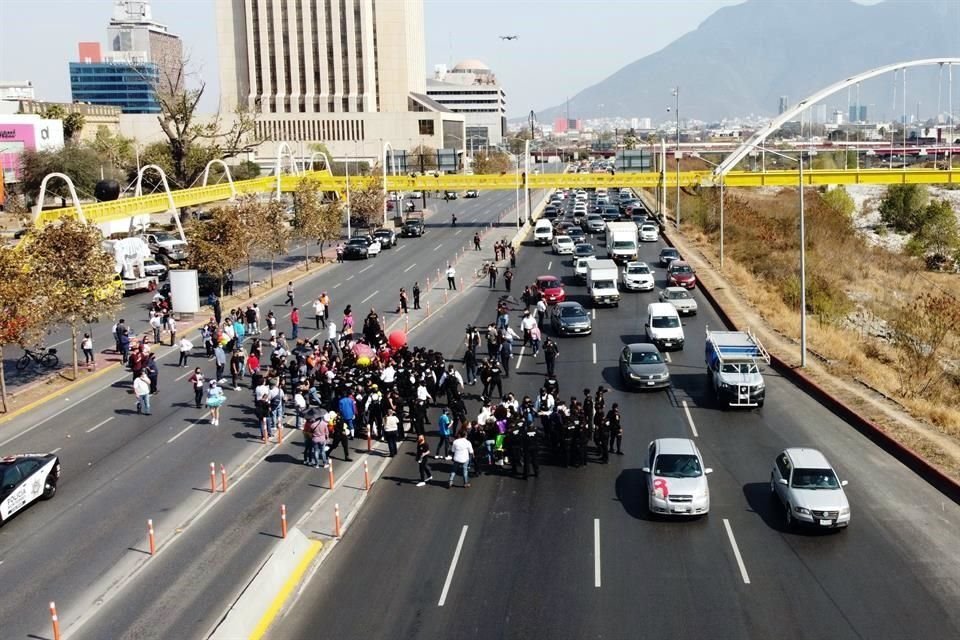 Los manifestantes amenazaron que si para las 15:00 horas no eran atendidos por por las autoridades estatales, también intentarían bloquear los carriles exprés y la Avenida Morones Prieto.