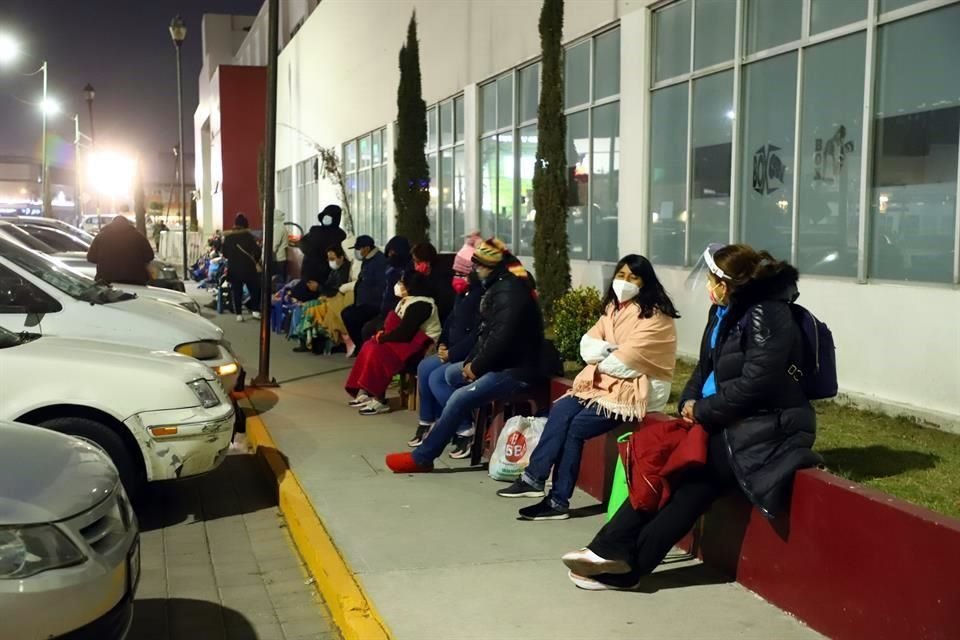 Filas en el Centro Regional de Cultura Arte y Deporte Las Américas, para la vacuna del Covid-19 en Ecatepec de Morelos, Estado de México